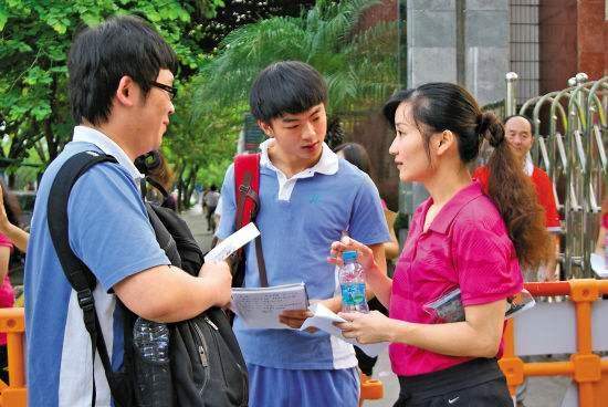 有了深圳落户的家长美滋滋的为孩子申请学位, 没有深户的则是抓耳挠腮。